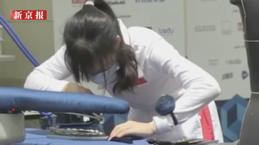 跟妈妈在制衣厂长大的女孩，拿了时装冠军！休闲区蓝鸢梦想 - Www.slyday.coM