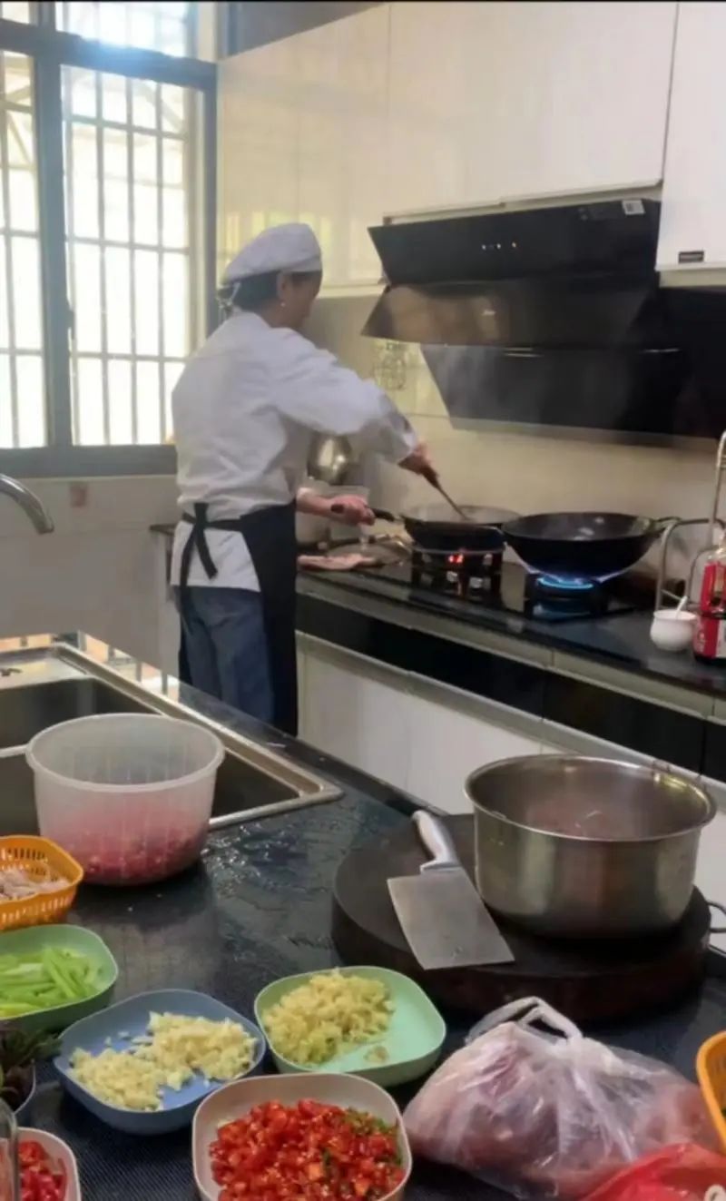 新兴职业？女子上门为年轻人做饭，四菜一汤收费68元！网友热议休闲区蓝鸢梦想 - Www.slyday.coM