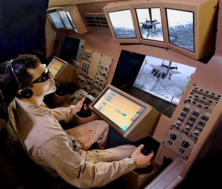 使用RVS系统可以让加油指挥操作员通过机舱内的显控台观察指挥，并远程控制机尾的加油探杆，工作环境相比KC-135有大幅改进 图片来源：美国空军