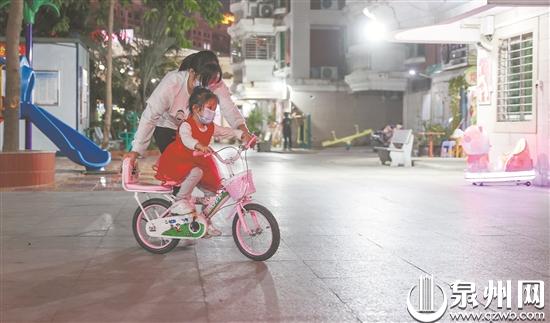 小区内儿童骑行要“悠着点”大人应注意陪同看护休闲区蓝鸢梦想 - Www.slyday.coM