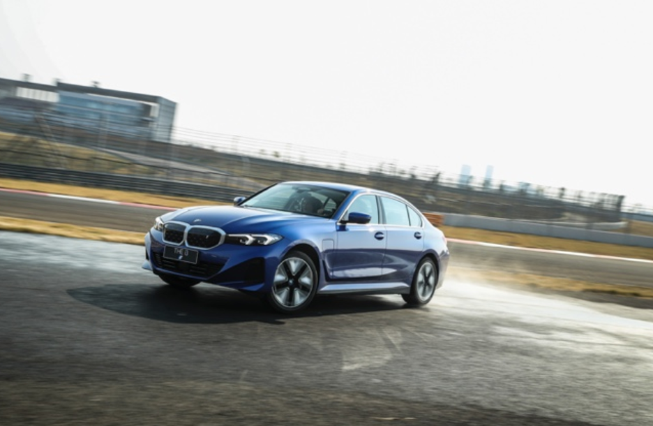 驾驶本源 双生进化 新BMW 3系与全新BMW i3“驭”见星城-新浪汽车
