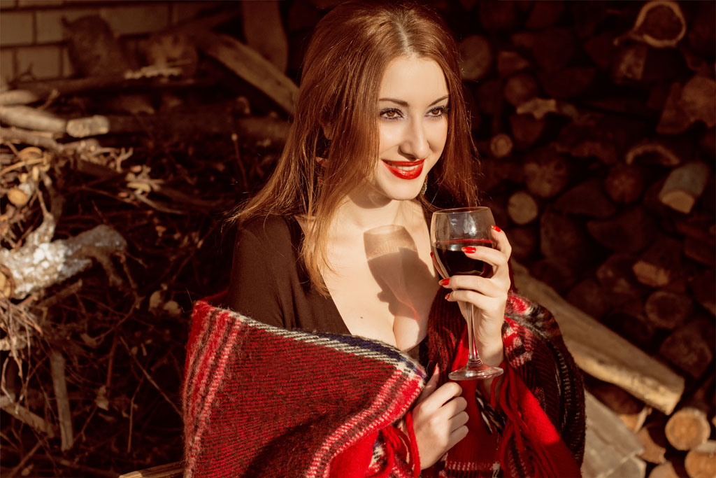 气质女人喝红酒图片图片