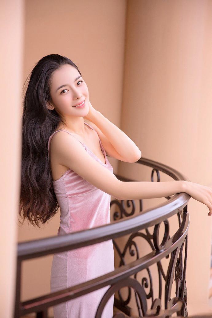 女星赵樱子粉红色丝绒吊带裙写真,充满青春,性感和妩媚气质__财经头条