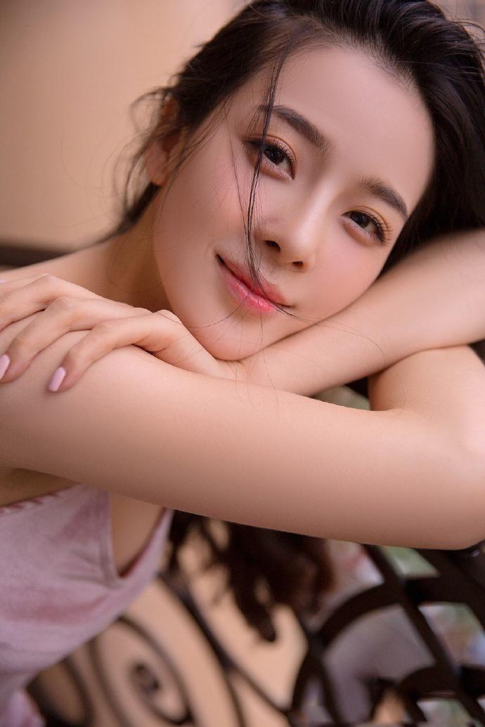 女星赵樱子粉红色丝绒吊带裙写真,充满青春,性感和妩媚气质__财经头条