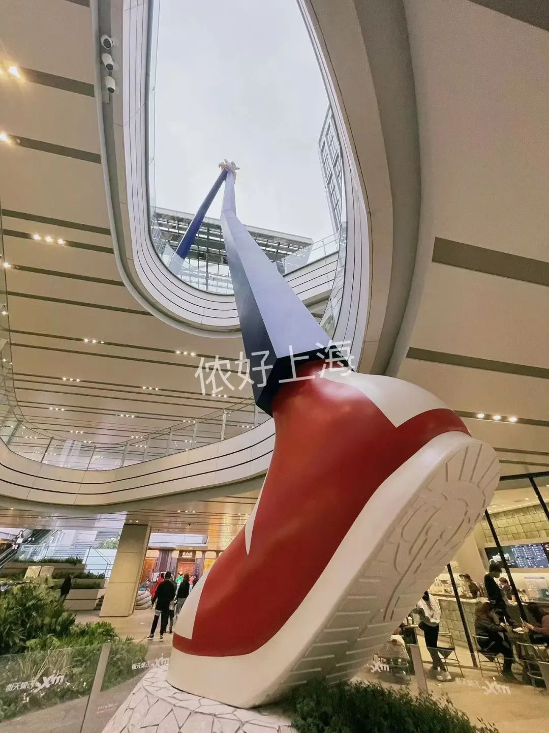 上海时髦的阿姨爷叔现在都在这里，工作日都人山人海！休闲区蓝鸢梦想 - Www.slyday.coM