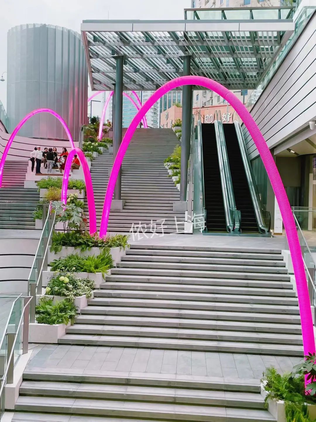 上海时髦的阿姨爷叔现在都在这里，工作日都人山人海！休闲区蓝鸢梦想 - Www.slyday.coM