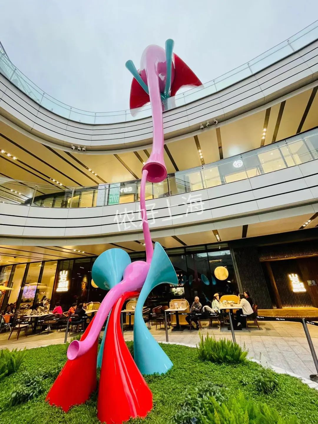 上海时髦的阿姨爷叔现在都在这里，工作日都人山人海！休闲区蓝鸢梦想 - Www.slyday.coM