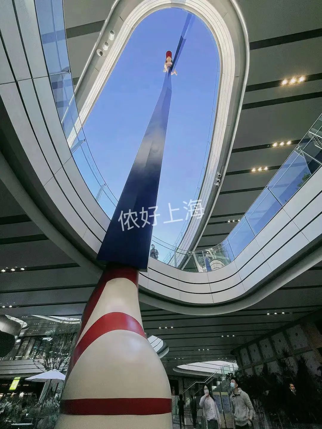 上海时髦的阿姨爷叔现在都在这里，工作日都人山人海！休闲区蓝鸢梦想 - Www.slyday.coM