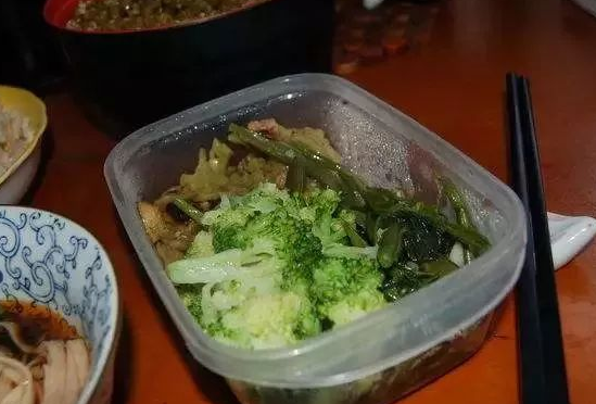 这6种食物最好不要剩！隔夜吃的危害太大了！|剩菜|冰箱|细菌_新浪新闻
