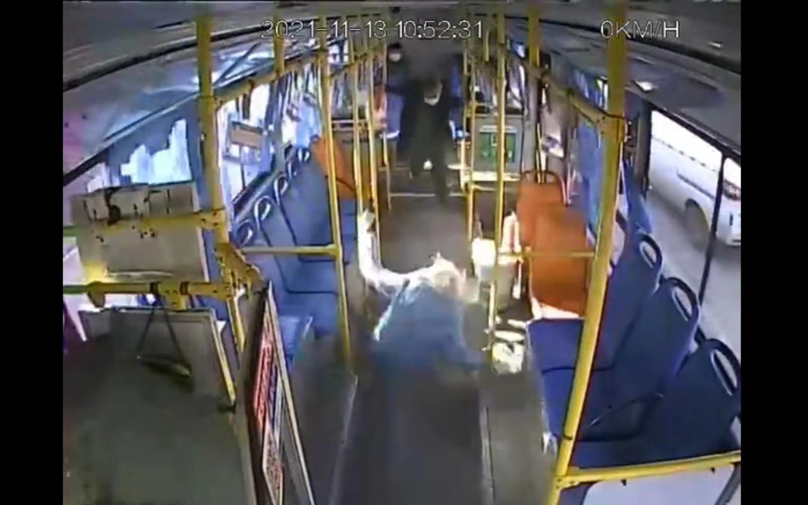 电动三轮车不按规定让行致公交车乘客死亡，驾驶人获刑十个月休闲区蓝鸢梦想 - Www.slyday.coM