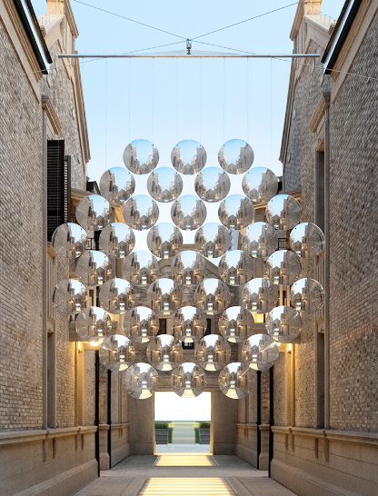 上海时髦的阿姨爷叔现在都在这里，工作日都人山人海！休闲区蓝鸢梦想 - Www.slyday.coM