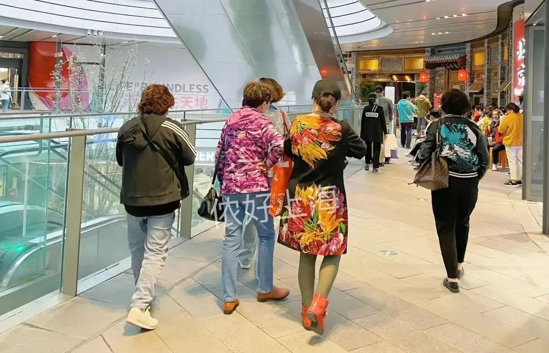 上海时髦的阿姨爷叔现在都在这里，工作日都人山人海！休闲区蓝鸢梦想 - Www.slyday.coM