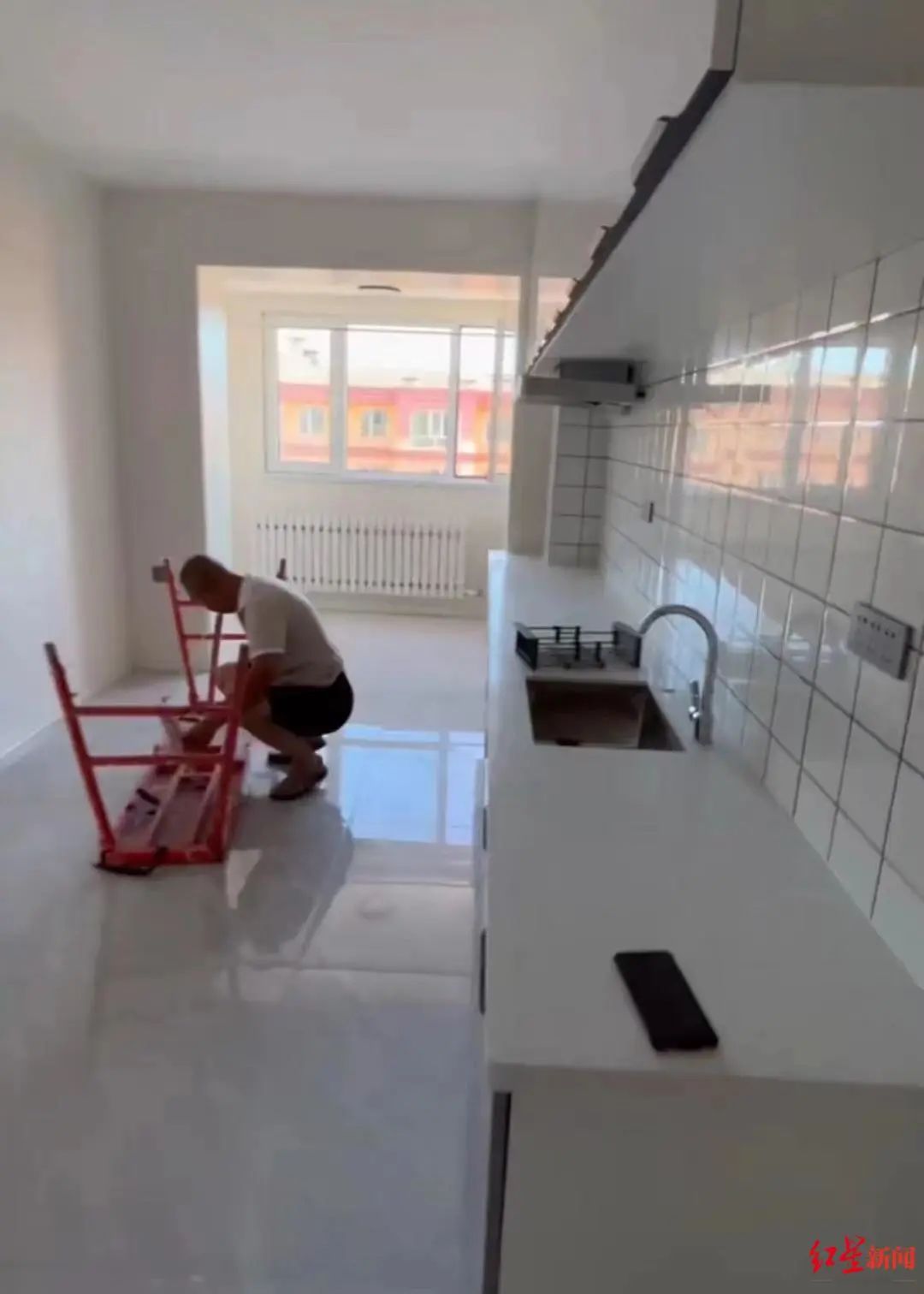 ↑李梓在鹤岗买的房子正在装修中。受访者供图