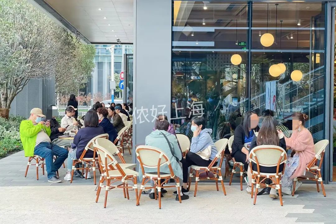 上海时髦的阿姨爷叔现在都在这里，工作日都人山人海！休闲区蓝鸢梦想 - Www.slyday.coM