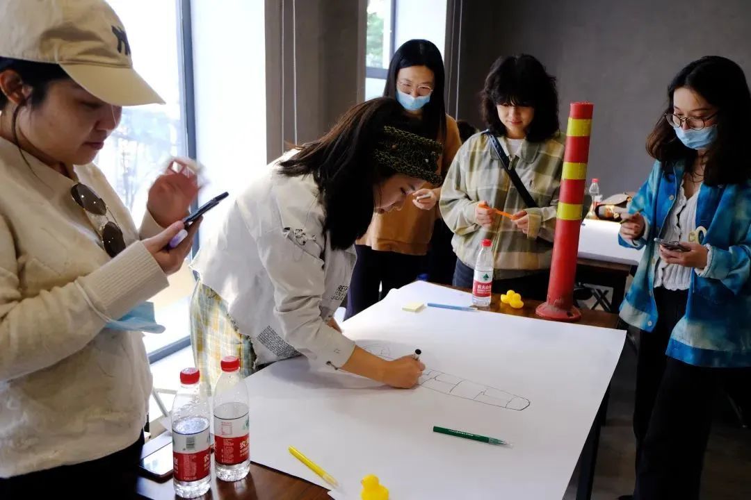 这群人在定西路、武夷路上“逛街”，“目的性”也太强了！休闲区蓝鸢梦想 - Www.slyday.coM