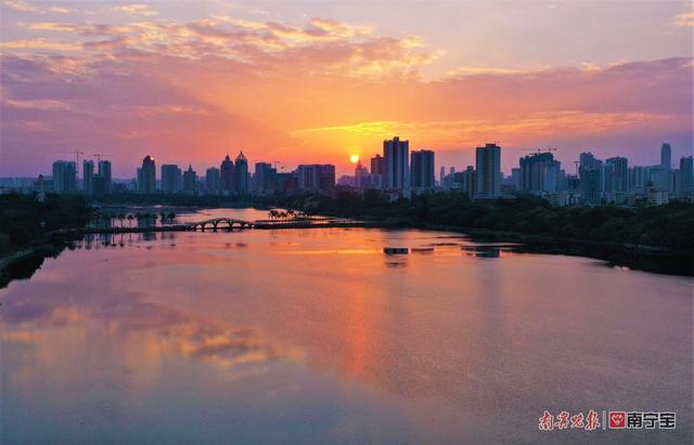 刷屏了！秋日金色晚霞里的南宁，你被惊艳到了吗？休闲区蓝鸢梦想 - Www.slyday.coM