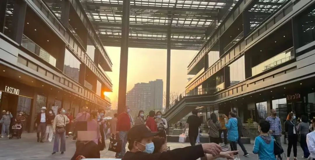 上海时髦的阿姨爷叔现在都在这里，工作日都人山人海！休闲区蓝鸢梦想 - Www.slyday.coM