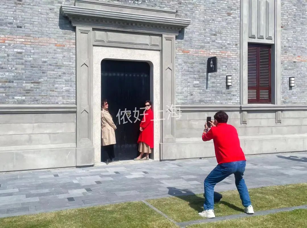 上海时髦的阿姨爷叔现在都在这里，工作日都人山人海！休闲区蓝鸢梦想 - Www.slyday.coM