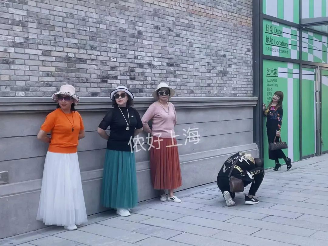 上海时髦的阿姨爷叔现在都在这里，工作日都人山人海！休闲区蓝鸢梦想 - Www.slyday.coM