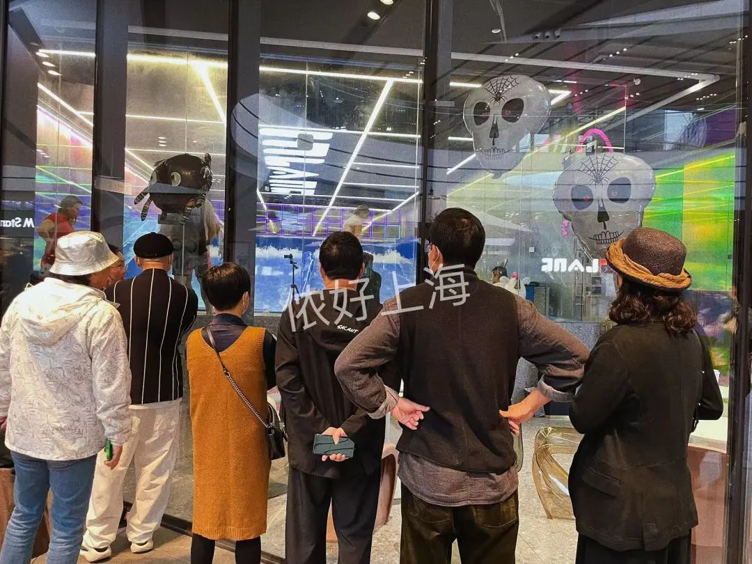 上海时髦的阿姨爷叔现在都在这里，工作日都人山人海！休闲区蓝鸢梦想 - Www.slyday.coM