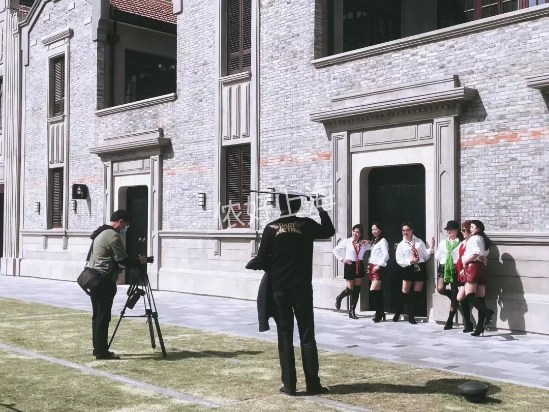 上海时髦的阿姨爷叔现在都在这里，工作日都人山人海！休闲区蓝鸢梦想 - Www.slyday.coM