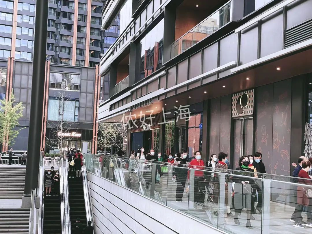 上海时髦的阿姨爷叔现在都在这里，工作日都人山人海！休闲区蓝鸢梦想 - Www.slyday.coM