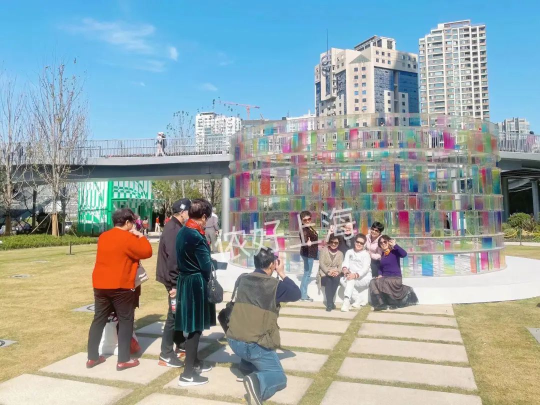 上海时髦的阿姨爷叔现在都在这里，工作日都人山人海！休闲区蓝鸢梦想 - Www.slyday.coM