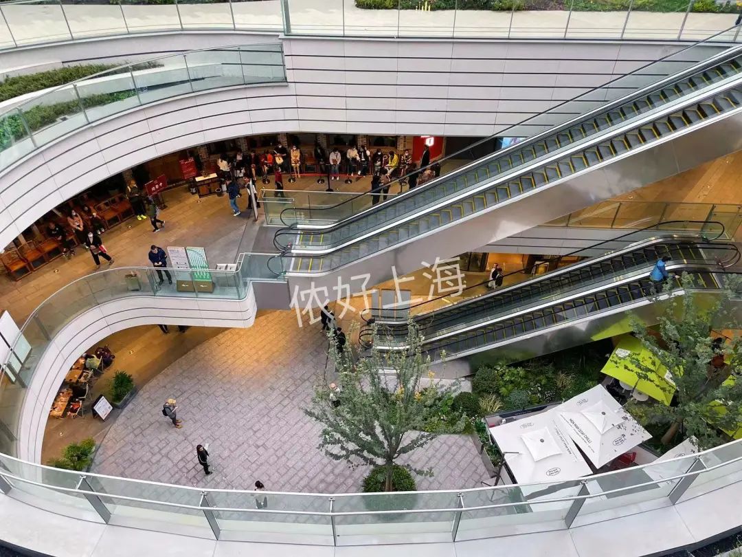 上海时髦的阿姨爷叔现在都在这里，工作日都人山人海！休闲区蓝鸢梦想 - Www.slyday.coM