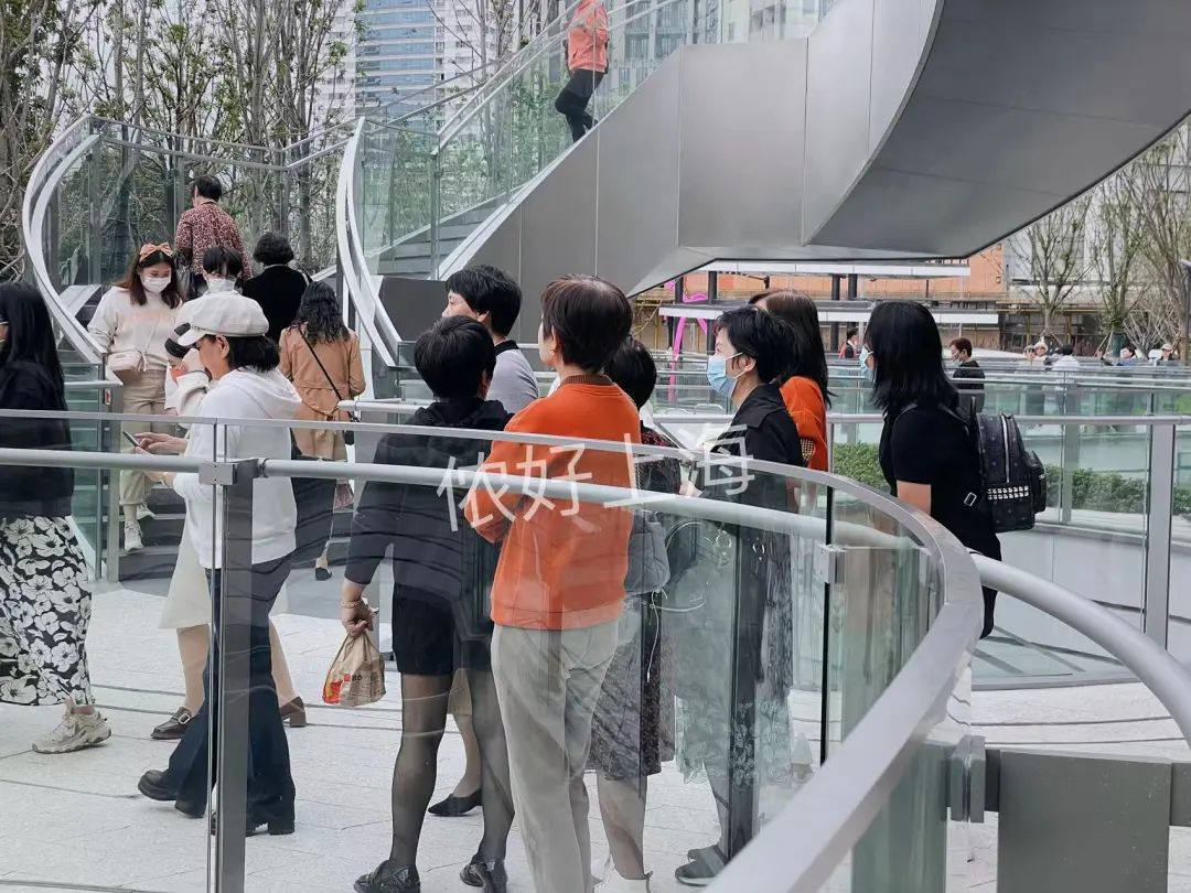 上海时髦的阿姨爷叔现在都在这里，工作日都人山人海！休闲区蓝鸢梦想 - Www.slyday.coM