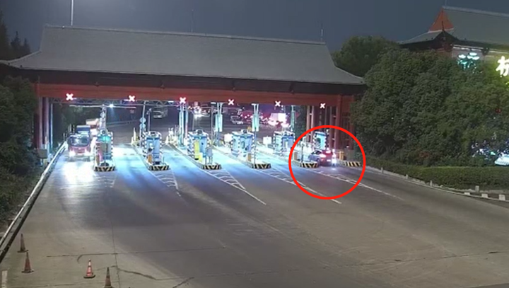 刚买新车，又摇到心仪车牌，杭州新手司机开上高速，一顿雷人操作“丢”了驾照休闲区蓝鸢梦想 - Www.slyday.coM