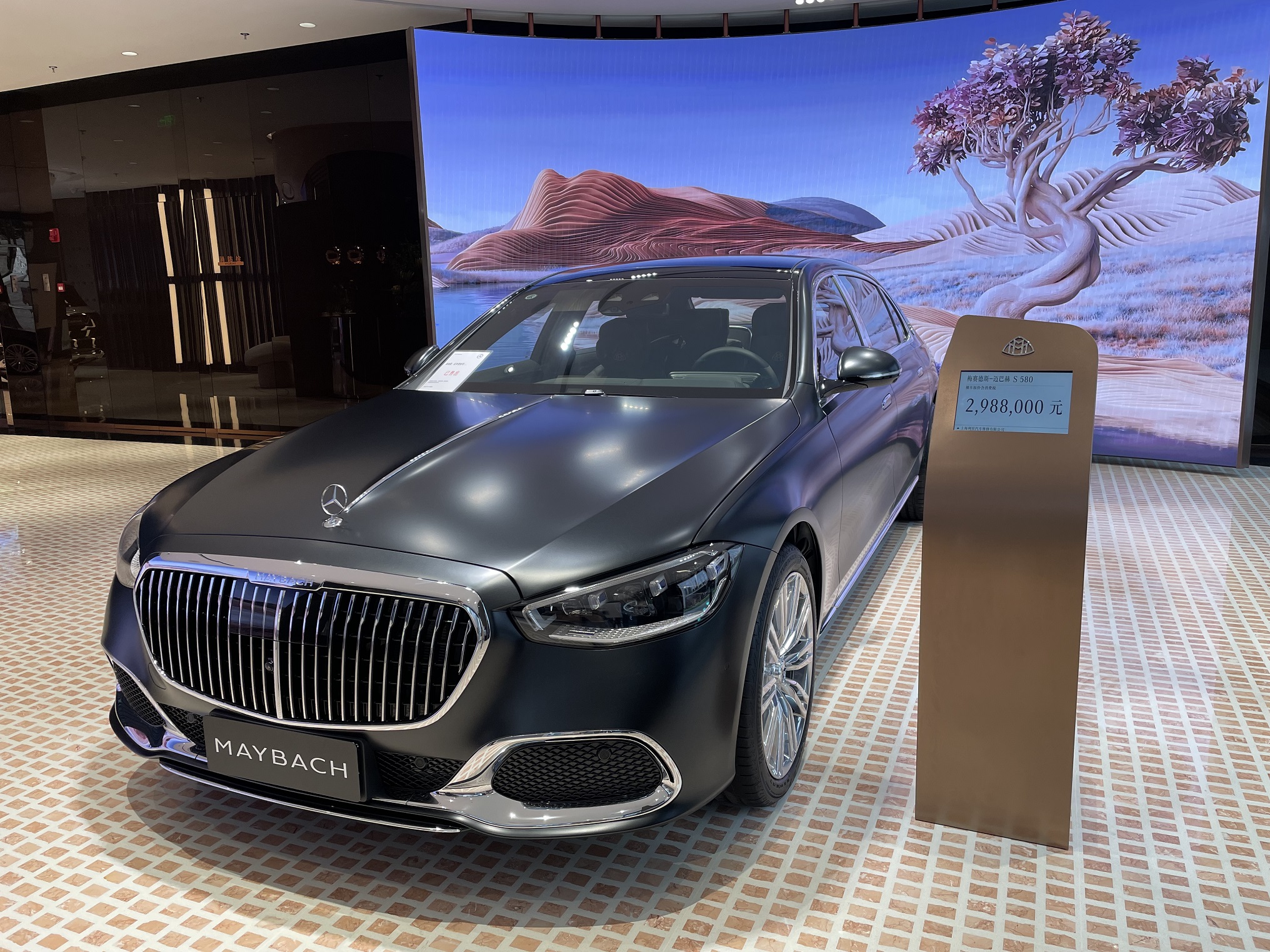探访全球首座迈巴赫城市品牌中心三天卖出一辆最昂贵车型售价接近500