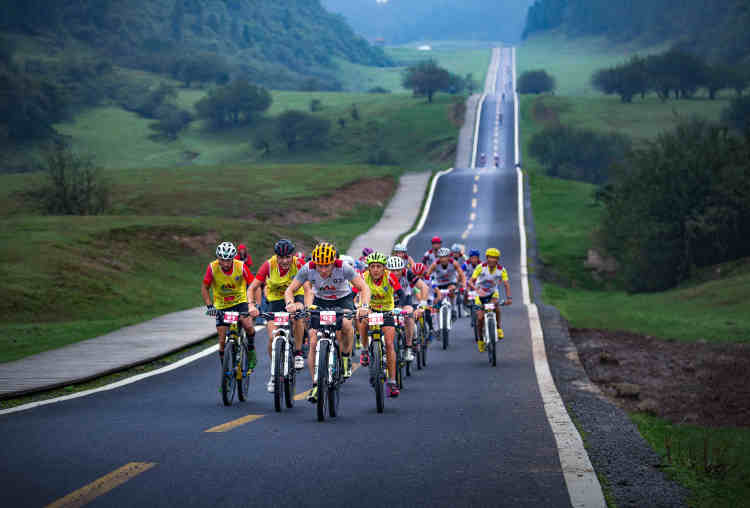 重庆升级打造全国户外运动首选目的地，将引进精品露营、摩托等赛事活动|重庆市|重庆|户外运动|攀岩|体育局_手机新浪网