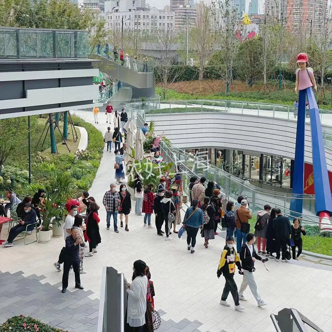 上海时髦的阿姨爷叔现在都在这里，工作日都人山人海！休闲区蓝鸢梦想 - Www.slyday.coM