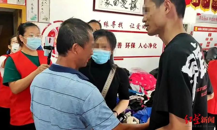 身背8万现金流浪！失忆男子20年后回家