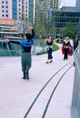 上海时髦的阿姨爷叔现在都在这里，工作日都人山人海！休闲区蓝鸢梦想 - Www.slyday.coM