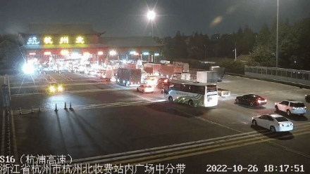 刚买新车，又摇到心仪车牌，杭州新手司机开上高速，一顿雷人操作“丢”了驾照休闲区蓝鸢梦想 - Www.slyday.coM