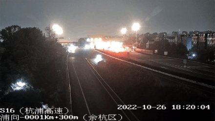 刚买新车，又摇到心仪车牌，杭州新手司机开上高速，一顿雷人操作“丢”了驾照休闲区蓝鸢梦想 - Www.slyday.coM