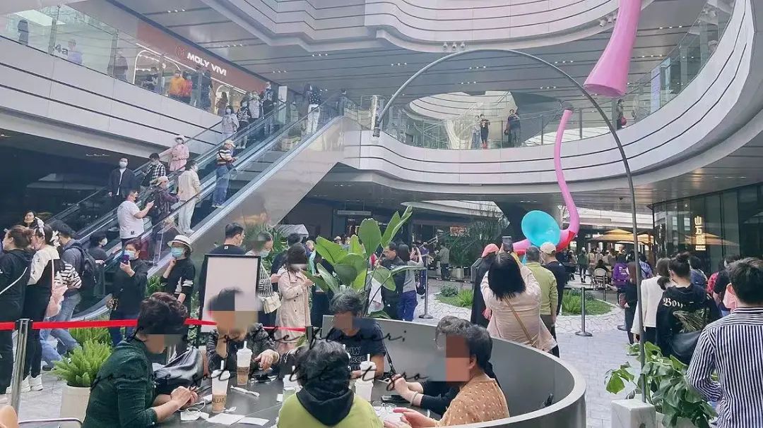 上海时髦的阿姨爷叔现在都在这里，工作日都人山人海！休闲区蓝鸢梦想 - Www.slyday.coM