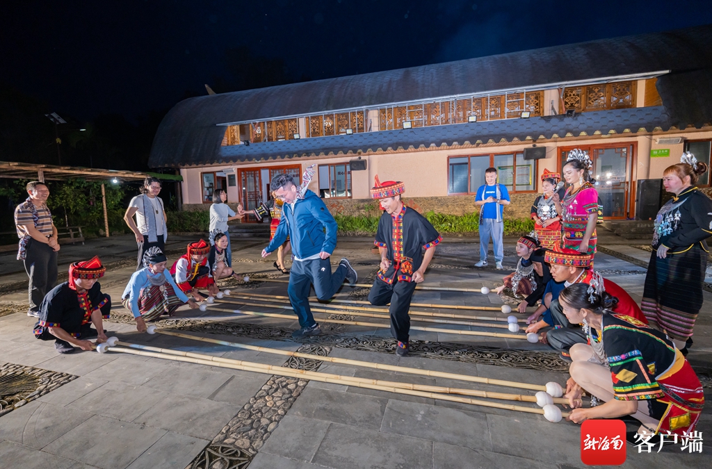 晚,"走进黎族"文化名家采风团在海南五指山毛纳村体验黎族特色长桌宴