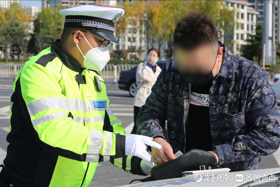 民警给他打电话，他才发现包丢了，其中还有一部售价两万元的手机休闲区蓝鸢梦想 - Www.slyday.coM