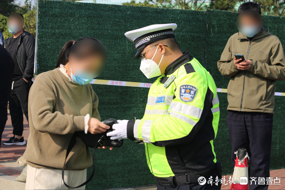 民警给他打电话，他才发现包丢了，其中还有一部售价两万元的手机休闲区蓝鸢梦想 - Www.slyday.coM