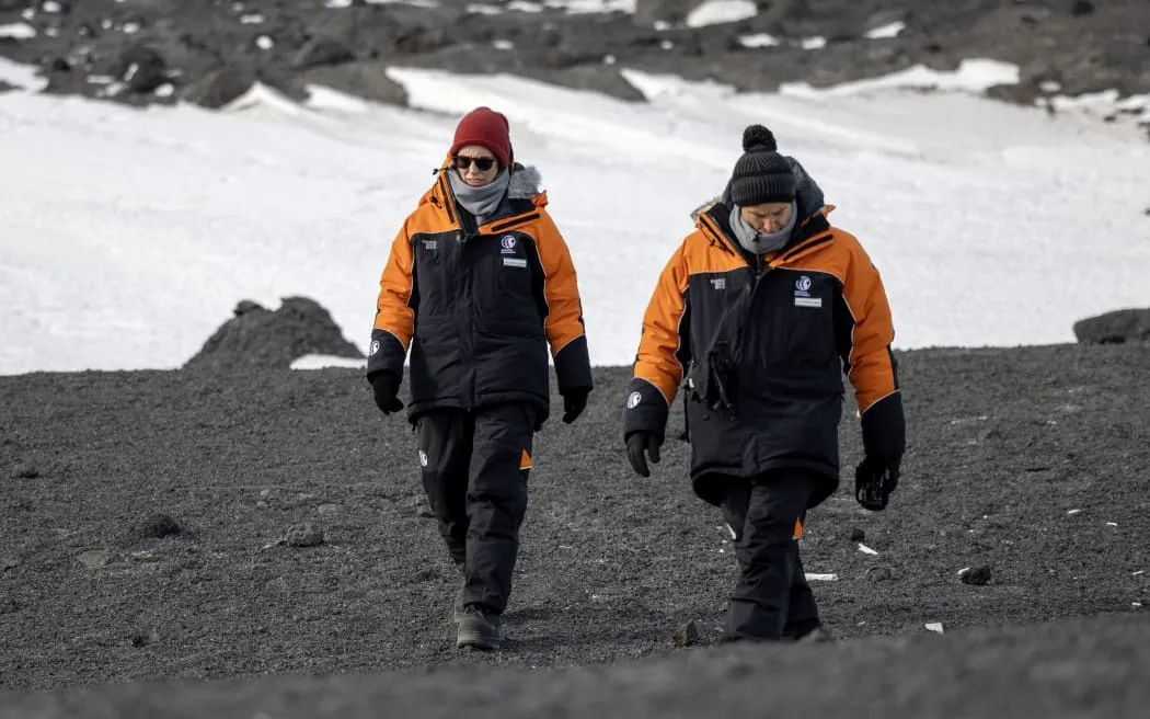 10月27日，新西兰总理杰辛达·阿德恩（左）和搭档在南极 图源：新西兰广播电台(RNZ)