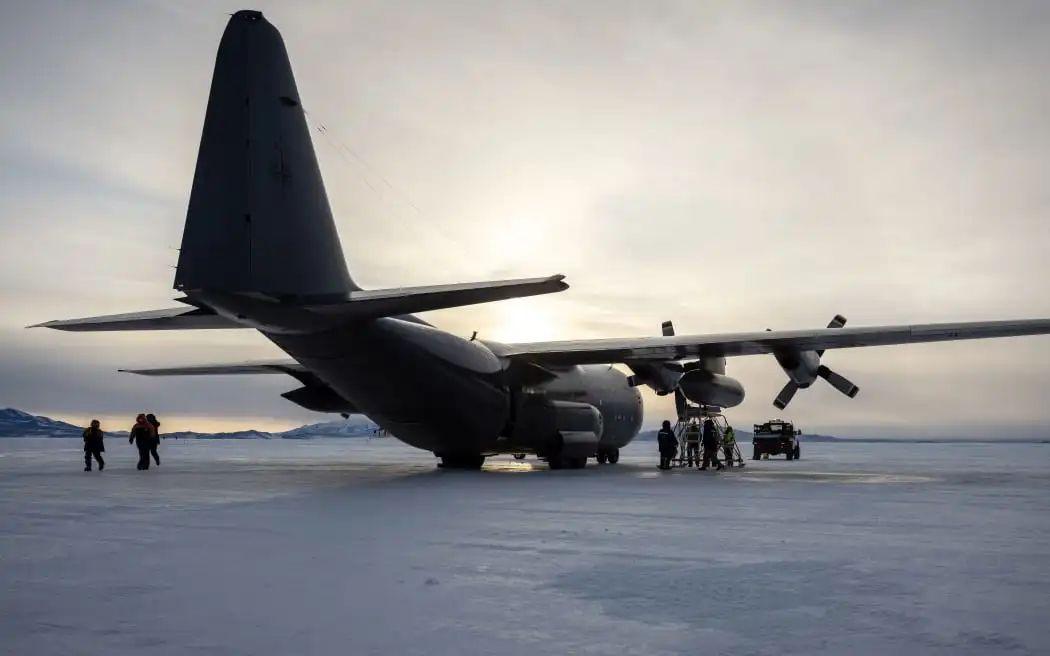 发生故障的新西兰空军的c130大力神运输机，维修人员在检修 图源：新西兰广播电台(RNZ)