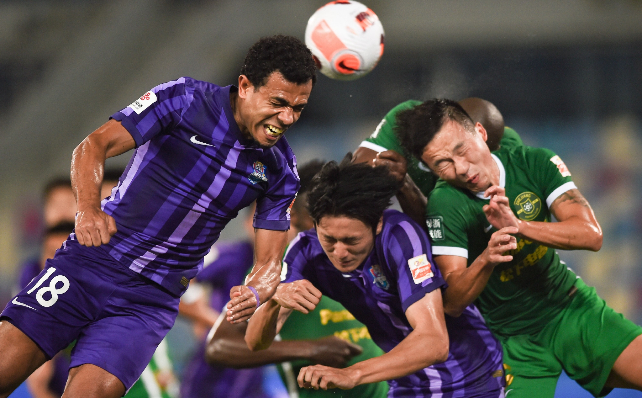 杨冠宇 摄10月29日,天津津门虎队球员法利·维埃拉·罗萨(前右)与浙江