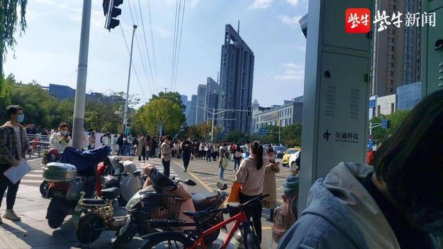 学生画了一朵咖啡色的花被老师批评，你怎么看？“教资考试”关注教育观和师德