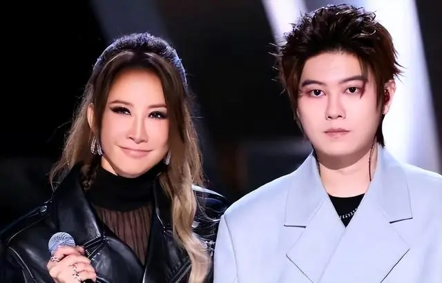 李玟删光《中国好声音》所有微博，昨夜发藏头诗暗指“好声音烂东西”休闲区蓝鸢梦想 - Www.slyday.coM