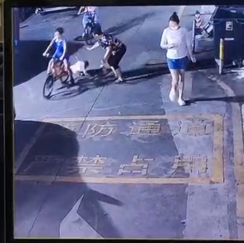 小区内男孩骑车撞翻幼童引热议，小区安全与儿童游玩如何兼顾？休闲区蓝鸢梦想 - Www.slyday.coM