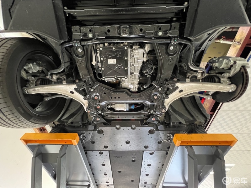 suv,为了找出好成绩的原因,我还把它放到举升机,帮大家看看它的底盘