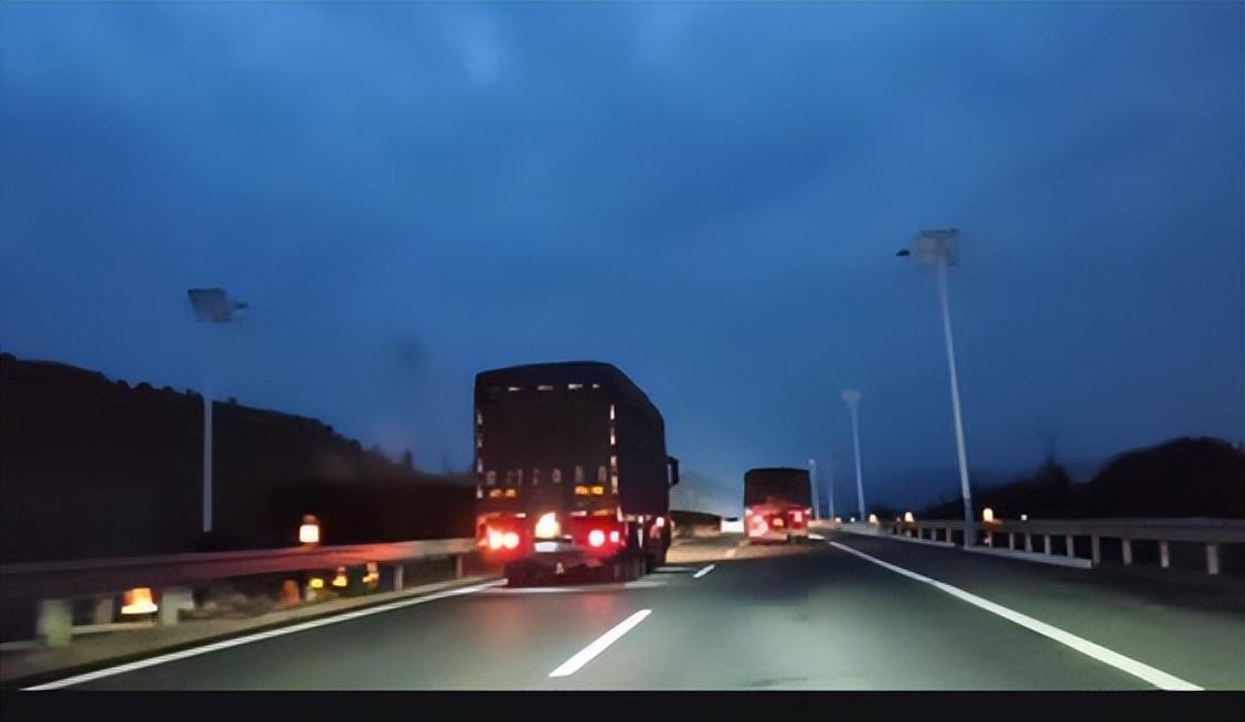 为什么有的司机更喜欢夜晚跑高速?夜间行车一些事项必须留意!
