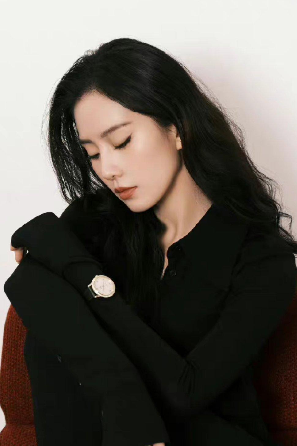 全黑穿搭,又美又飒,暗黑玫瑰既视感有了|烟熏妆|刘诗诗|全黑_新浪新闻